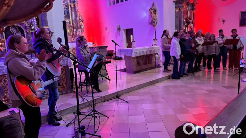 Musik, besinnliche Texte und eindrucksvolle Lichteffekte sorgten in der Wurzer Pfarrkirche St. Matthäus nicht nur für einen besonderen Abend. Die musikalische Reise berührte auch die Herzen der Besucher. Bild: Andreas Meier