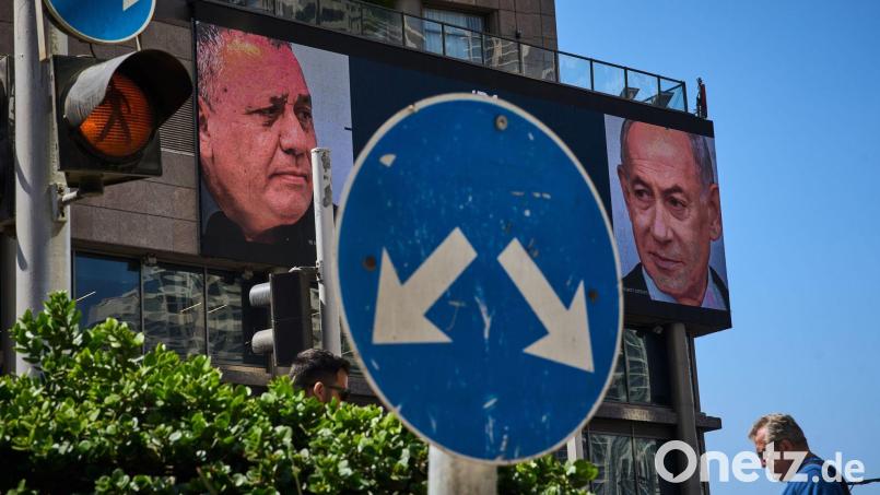 Werbung in Israel, auf der der israelische Ministerpräsident Benjamin Netanjahu (r) und sein wichtigster Rivale bei der Parlamentswahl am 27. Oktober, Gadi Eisenkot, zu sehen ist. (Archivbild) Bild: Oded Balilty/AP/dpa