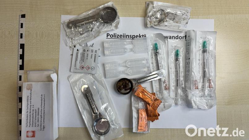 In der Jackentasche des Mannes fanden die Beamten ein sogenanntes Fixerbesteck mit einer geringen Menge Heroin. Symbolbild: PI Schwandorf, PMin Marchsreiter