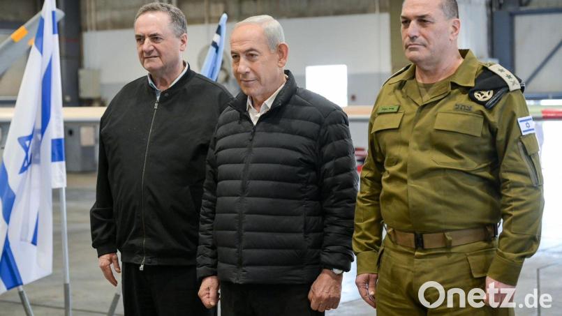 Der israelische Ministerpräsident Benjamin Netanjahu (M) besucht den Luftwaffenstützpunkt Palmachim in Begleitung des israelischen Verteidigungsministers Israel Katz (l) und des Generalstabschefs der IDF, Generalleutnant Ejal Zamir. (Archivbild) Bild: Maayan Toaf/Israel Gpo/ZUMA Press Wire/dpa