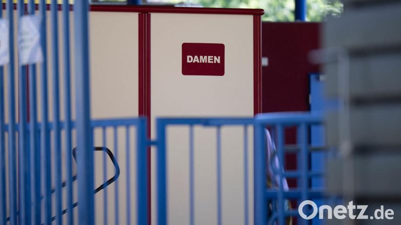 Was geschah im Juni 2025 in diesem Freibad? Vor dem Amtsgericht Gelnhausen beginnt der Prozess gegen zwei Männer. (Archivbild) Bild: Boris Roessler/dpa