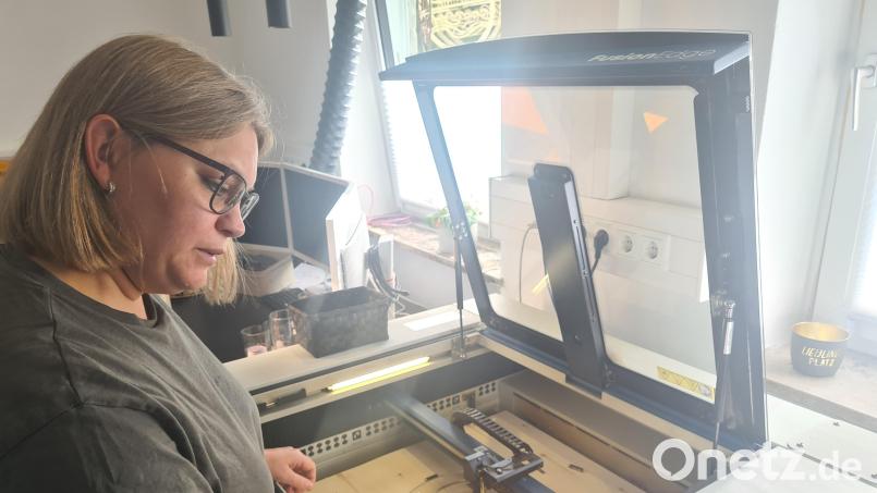 Alexandra Götz nimmt die letzten Einstellungen an "Seppl" vor – dem größten ihrer drei Laser. Bild: Jonas Storch
