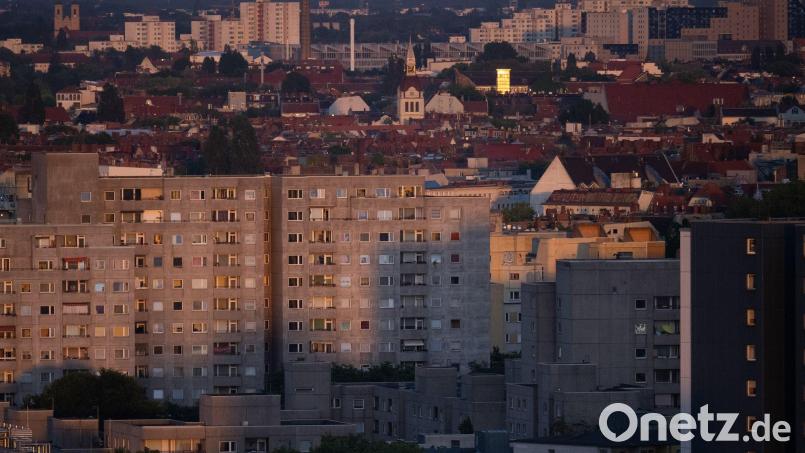 In Berlin fehlen Wohnungen und nicht nur dort. Doch kann das Land Wohnungskonzerne zwingen, sie abzugeben? Und könnte der Bund das Land daran hindern? (Archivbild) Bild: Sebastian Gollnow/dpa