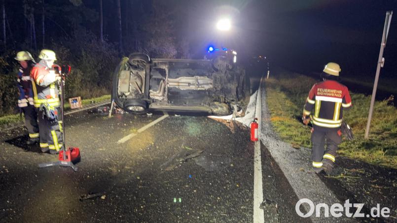 Zwei junge Männer sind bei einem Unfall auf der Staatsstraße 2164 bei Birgland leicht verletzt worden. Symbolbild: Polizeiinspektion Sulzbach-Rosenberg