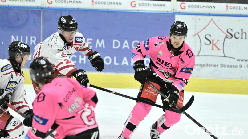 Roberts Baranovskis (rechts) verwandelte den entscheidenden Penalty für den ERSC Amberg. Bild: Hubert Ziegler