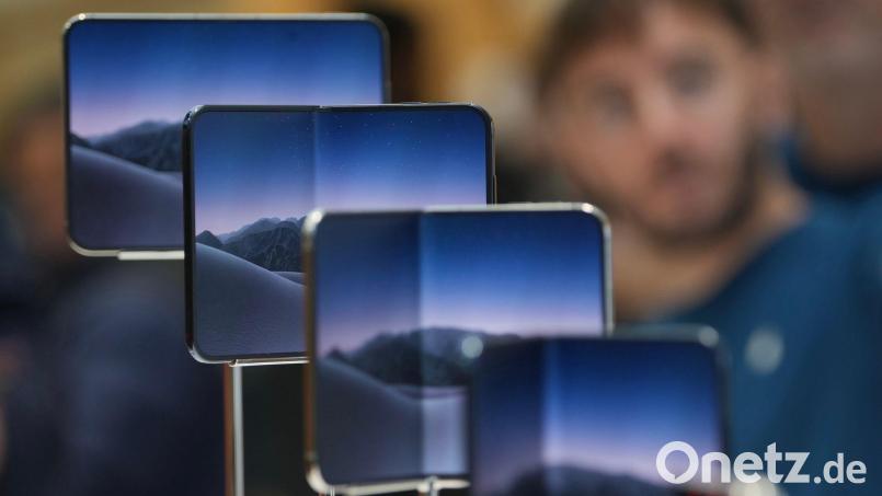 Bei einigen wenigen Nutzern tauchten recht schnell nach dem Kauf Schäden am inneren Display auf. (Archivbild) Bild: Kin Cheung/AP/dpa