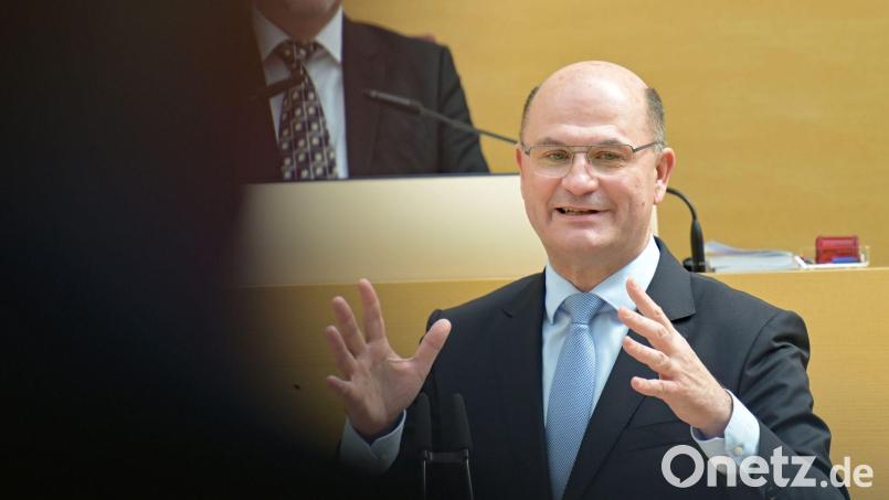 Finanzminister Füracker kündigt mehr Geld für die Kommunen an. (Archivbild) Bild: Malin Wunderlich/dpa