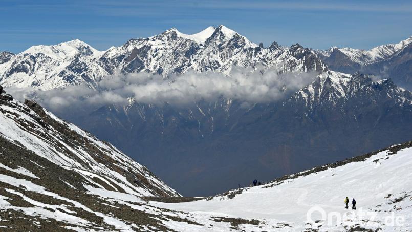 Wanderer gehen am Thorong La Pass in der Annapurna-Region. Symbolbild: Elisa Schu/dpa