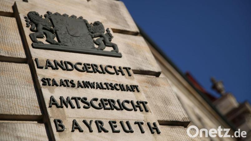 In drei verschiedenen Einrichtungen in Oberfranken soll der Pfleger den unbekleideten Intimbereich der Opfer fotografiert und in mehreren Fällen berührt haben. Symbolbild: Daniel Karmann/dpa