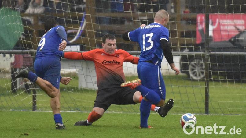 Diendorfs Spielertrainer Sebastian Ring (Nummer 13) auf dem Weg zum 6:2. Wernbergs Keeper Florian Bertelshofer war ohne Chance. Der SVD zerlegte den TSV Detag in der letzten halben Stunde. Bild: Hans Mark