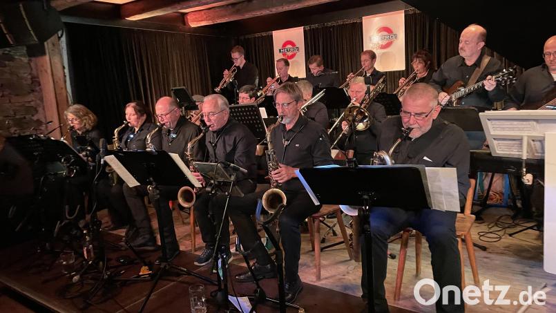 Die "Metro Big-Band" überzeugte das Schafferhof-Publikum mit sattem Sound, melodischem Swing, zeitlosen Melodien und zahlreichen Einlagen der Solisten. Bild: Hans Prem