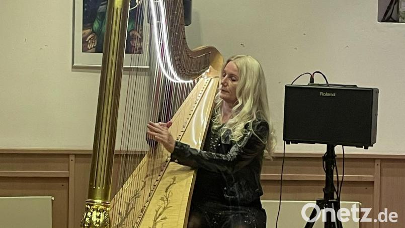 Evelyn Huber begeistert beim Harfenkonzert in Pressath. Bild: Eckhard Bodner