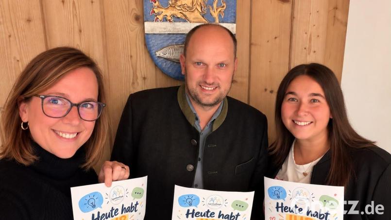 Über die vielen Vorschläge freuten sich Bürgermeister Thomas Kleber mit den Jugendbeauftragten Eva-Maria Procher (links) und Laura Roth (rechts). Bild: Eva-Maria Procher