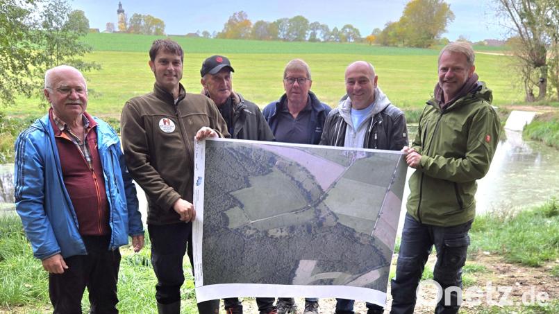 Im Klingenbachtal wurde viel geschafft, was die Verantwortlichen sehr stolz macht. Von links: Adolf Küblböck vom LBV, Diplom-Biologe Philipp Glaab vom Naturpark, Bernd Bauer als OWV-Artenschützer, Kurt Waldeck, der die Baggerarbeiten erledigte, Bürgermeister Gerhard List und Manfred Häring, der LBV-Kassenchef. Bild: jml