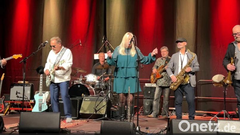 Mit Leidenschaft und Style brachte die Münchner Kultband "The Stimulators" mit Bandleader Peter Schneider (links) Copacabana-Feeling in die Stadthalle. Mit auf der Bühne war zum Schlusspunkt auch Alexandra Adam, die Nichte des verstorbenen Weidner Schlagzeugers Oskar Pöhnl. Bild: Gerald Morgenstern