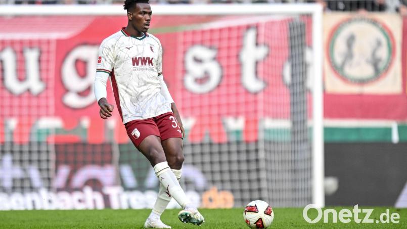 Soll für den FC Augsburg trotz der rassistischen Beleidigungen gegen sich im DFB-Pokal auflaufen: Verteidiger Juma Bah. Bild: Harry Langer/dpa