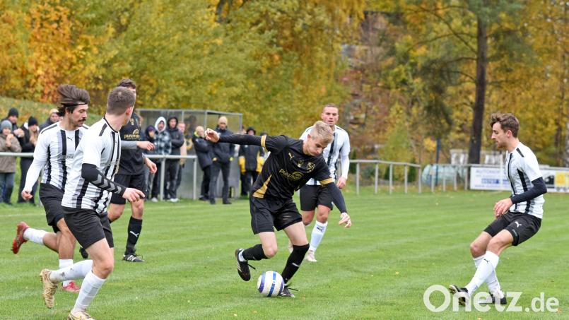 Der Tabellenzweite FC Tirschenreuth zog bei Spitzenreiter VfB Arzberg mit 0:2 den Kürzeren. In dieser Szene versucht es Jakob Völkl (schwarzes Trikot) alleine gegen die Arzberger Übermacht. Bild: Rudi Gebert