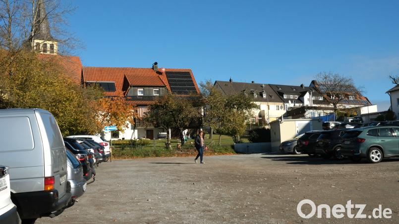 Auf diesem Parkplatz an der Schulstraße in Wackersdorf werden das "Haus der medizinischen Versorgung" und eine Seniorentagespflege entstehen. Im Hintergrund rechts das Gebäude der früheren Barbara-Apotheke, das für eine Mehrfachnutzung saniert werden soll. Bild: Rudolf Hirsch