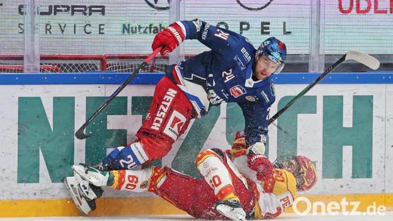 Luca Gläser (oben) wartet im Trikot der Selber Wölfe noch immer auf den ersten Sieg. Bild: PixMaWi - Mario Wiedel