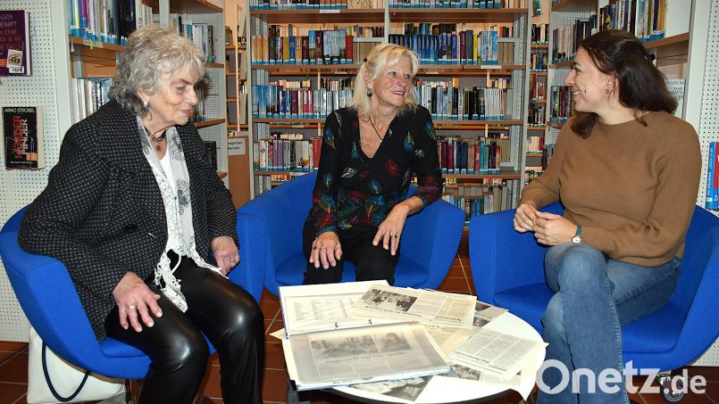 Büchereileiterin Christine Henrich unterhält sich gern mit Christine Ehstand und Monika Lippert (von rechts). Die beiden älteren Frauen erinnern sich sehr genau an die Bücherei vor dem Umzug ins ehemalige Elektrizitätswerk und können viel darüber erzählen. Bild: Ulla Britta Baumer