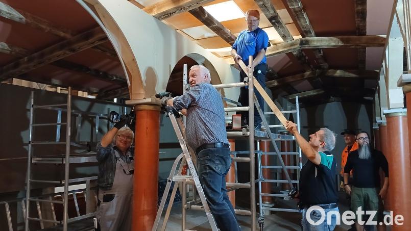 Der Aufbau der Plößberger Krippenschau läuft seit zwei Wochen auf Hochtouren. Im Kultursaal wird die Brotvermehrungskirche nachgebaut. Bild: szl