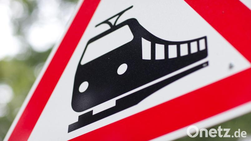 Der Radfahrer ist von einem Zug erfasst worden. (Symbolbild) Bild: Friso Gentsch/dpa