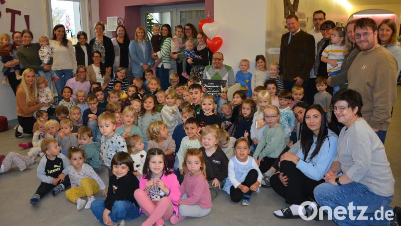 Francesco Rafaniello inmitten seiner Kinder des Kinderhauses "Die kleinen Hankerler". Zum 80. Geburtstag gratulierten Bürgermeister Stefan Grillmeier und Kinderhausleiterin Susanne Fellner (rechts, neben dem Jubilar stehend) Bild: Josef Rosner