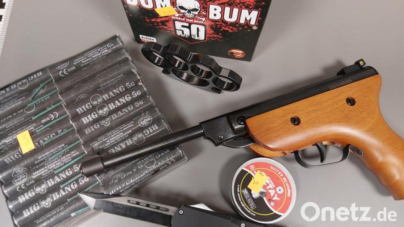 Die Bundespolizei hat bei Kontrollen in Waldsassen verbotene Pyrotechnik und Waffen sichergestellt. Bild: Bundespolizei