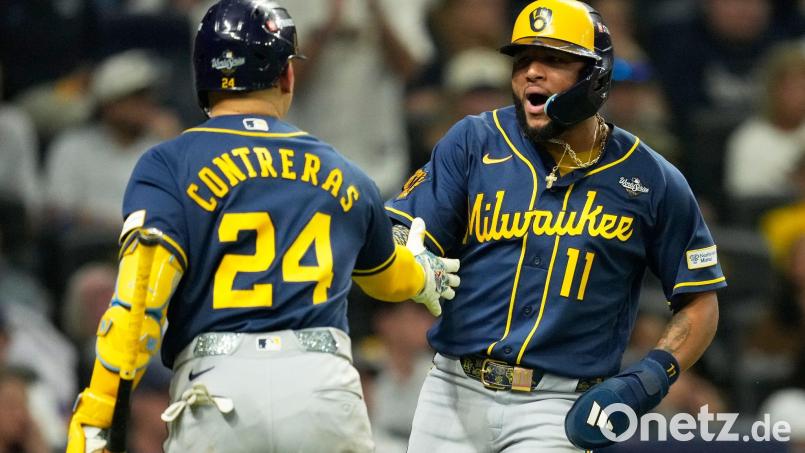 Jackson Chourio (r.) spielt eine historisch gute World Series für die Brewers. Bild: Ashley Landis/AP/dpa