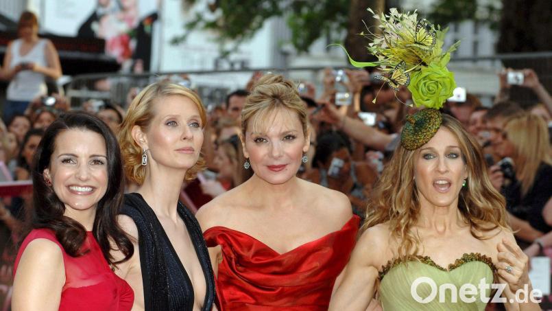 US-Schauspielerin Kristin Davis (l) war eigenen Angaben zufolge anfangs am „Sex and the City“-Set von ihrer Kollegin Cynthia Nixon - hier neben ihr im Bild - eingeschüchtert. (Archivbild) Bild: Daniel Deme/epa/dpa