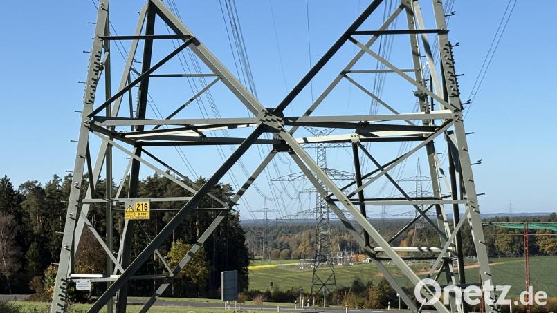 Gittermasten und Kabel: die neue Stromtrasse des Ostbayernrings. Bild: Alexander Rädle