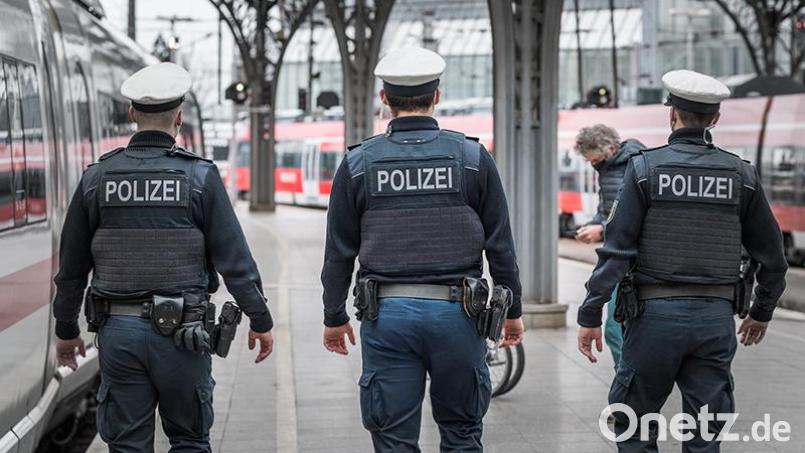 Bundespolizisten griffen ein, weil ein 21-Jähriger in Regensburg einen Ladendetektiv geschlagen hat. Symbolbild: Bundespolizei