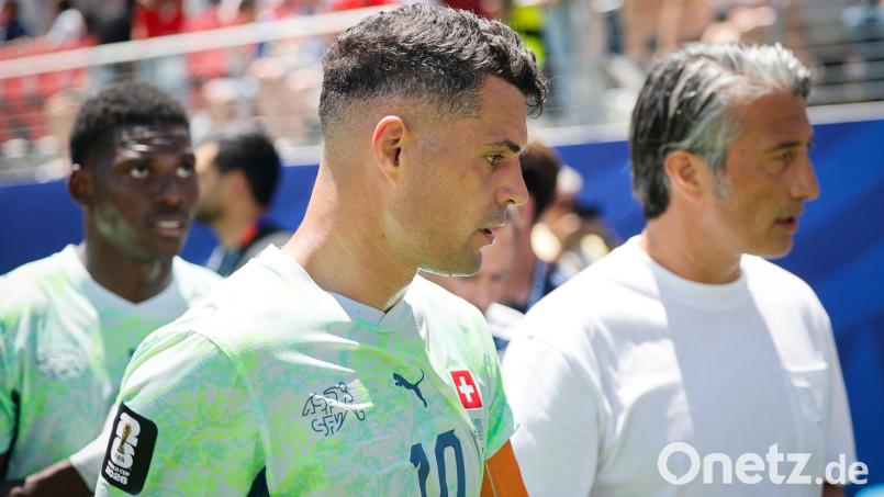 Granit Xhaka (vorne) und Breel Emobolo (l.) können wieder in den Kader der Schweizer Nationalmannschaft zurückkehren. Bild: Peter Klaunzer/KEYSTONE/dpa
