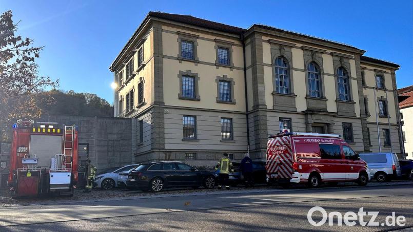 Wegen des Brandes rückte die Feuerwehr zu der JVA aus. Bild: Felix Kirberg/dpa