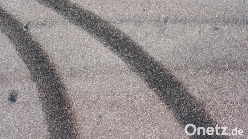 Ein 29-Jähriger hat nach einem Unfall bei Weiden seinen BMW abgestellt und die Unfallstelle verlassen. Zwischen Abstellort und Unfallstelle fand die Polizei mehrere sogenannte „Donuts“. Symbolbild: Peter Endig