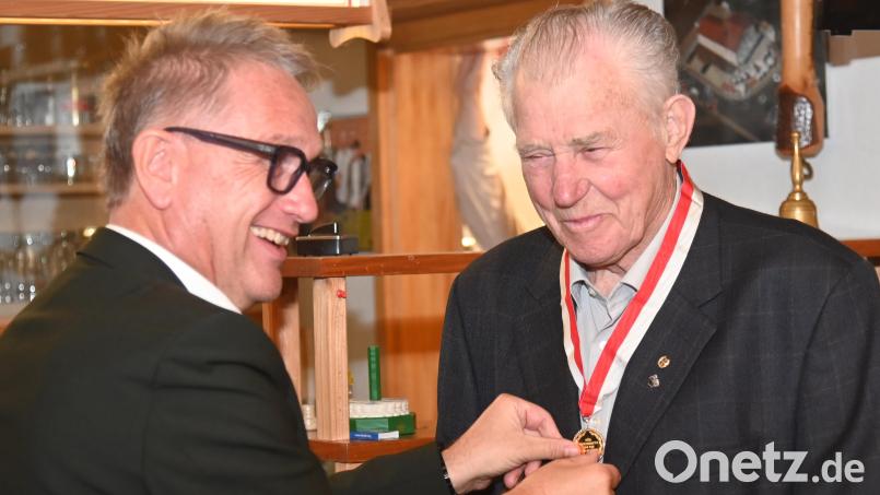Bei der Bürgerversammlung verlieh Bürgermeister Hermann Böhm (links) Josef Weiß aus Traßlberg für seine gut 50 Jahre ehrenamtliches Wirken in der Gemeinde Poppenricht die Bürgermedaille. Bild: Gerhard Franz