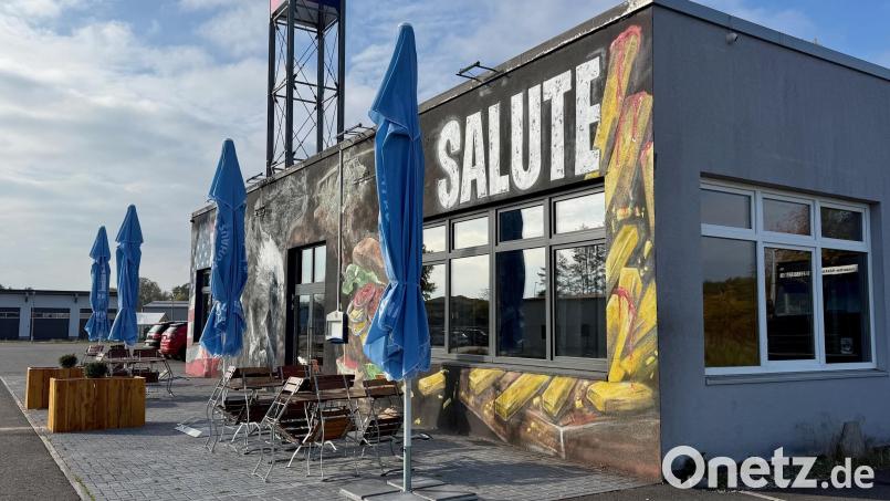 Das Salute Grafenwöhr ist von außen nicht zu übersehen. An der Frontfassade prangen ein riesiges Adler-Motiv und weitere Graffiti-Motive eines Künstlers aus Regensburg. Bild: Gabi Schönberger