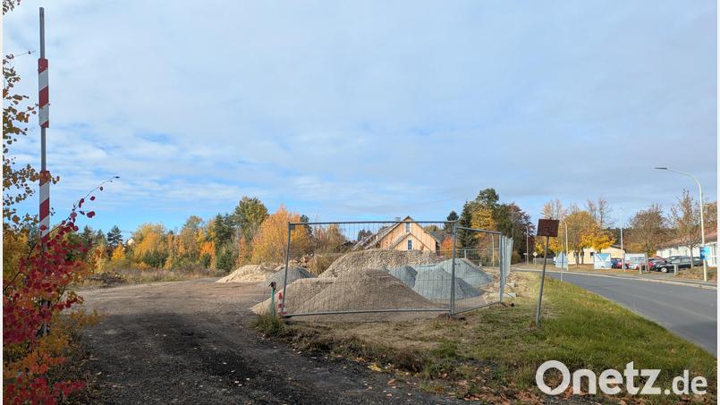 Die frühere Tongrube der Klinkerfabrik Merkl zwischen der Konnersreuther Straße (Bild) und der Finkenbühlstraße soll aufgefüllt werden. Später soll das Areal landschaftsplanerisch gestaltet werden. Bild: Paul Zrenner