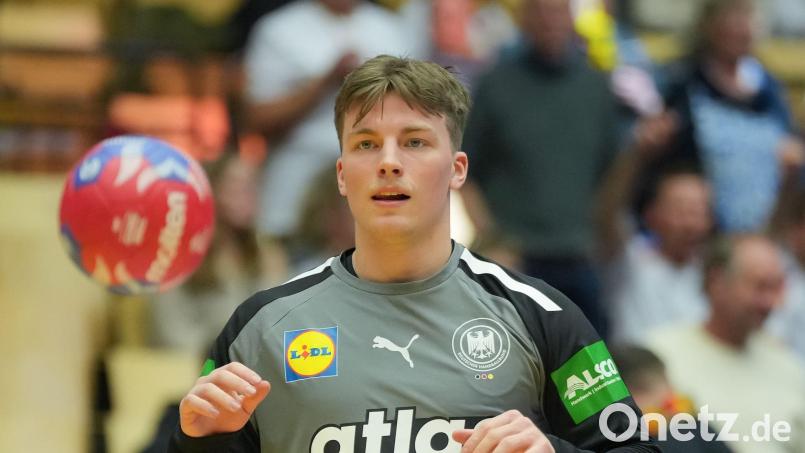 Kurz vor der Heim-WM fällt Handballer Nils Lichtlein mehrere Wochen verletzt aus. (Archivbild) Bild: Sören Stache/dpa
