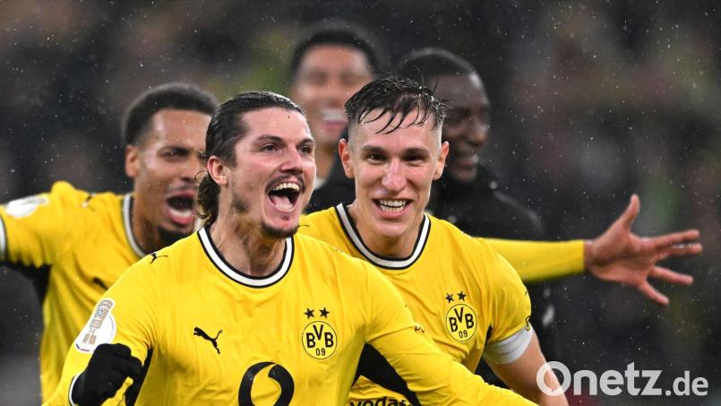 Marcel Sabitzer (l) schoss Borussia Dortmund per direkt verwandeltem Freistoß zum Sieg, Nico Schlotterbeck gab ihm zuvor einen anderen Ratschlag. Bild: Fabian Strauch/dpa