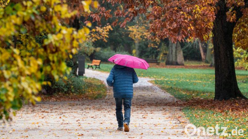 In den kommenden Tagen heißt es wieder: Regenschirm einpacken. Bild: Daniel Vogl/dpa