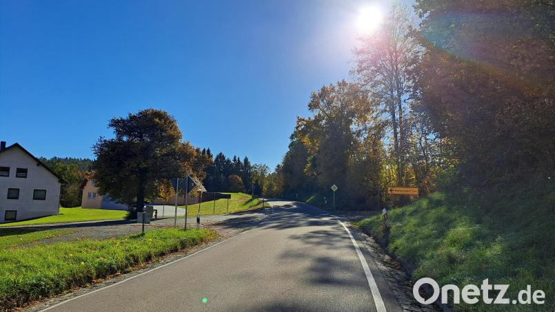 Auf der Anhöhe rechts der Staatsstraße nach Pertolzhofen wird der "Solarpark Höflarn" kurz vor Höflarn errichtet. Bild: Elfriede Weiß