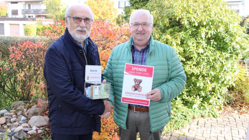 Jubilar Werner Hoffmann (links) überreichte eine Spende von 1500 Euro an den Vorsitzenden der Kinderkrebshilfe Region Oberpfalz Nord, Herbert Putzer. Bild: Josef Söllner