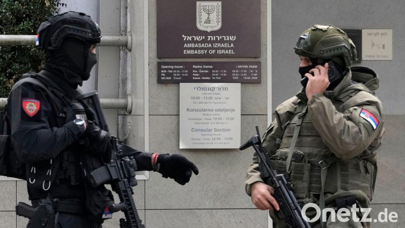 Ein junger Serbe griff mit Messern einen Polizisten vor der israelischen Botschaft in Serbien an, der ihn schließlich erschoss. Bild: Darko Vojinovic/AP/dpa