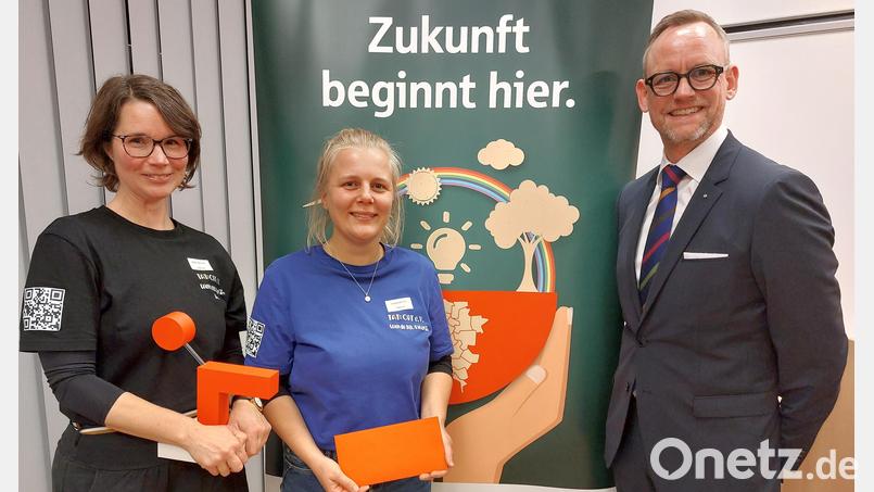 Überraschung und Freude spiegelte sich in den Gesichtern von Kathrin Altmann (links) und Margarate Lösl, als Thomas Pickel (rechts), Vorsitzender der Sparkasse Amberg-Sulzbach, den Sulzbach-Rosenberger Verein TatOrt als Gewinner des Zukunftspreises nannte. Bild: mfh