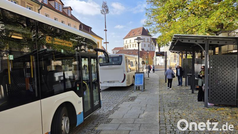 Auch große Busse verkehren in Sulzbach-Rosenberg oft ohne Passagiere. Beispielsweise am Luitpoldplatz lassen sich solche Beobachtungen machen. Falsche Schlüsse sollte man daraus aber nicht ziehen. Bild: Tobias Gräf