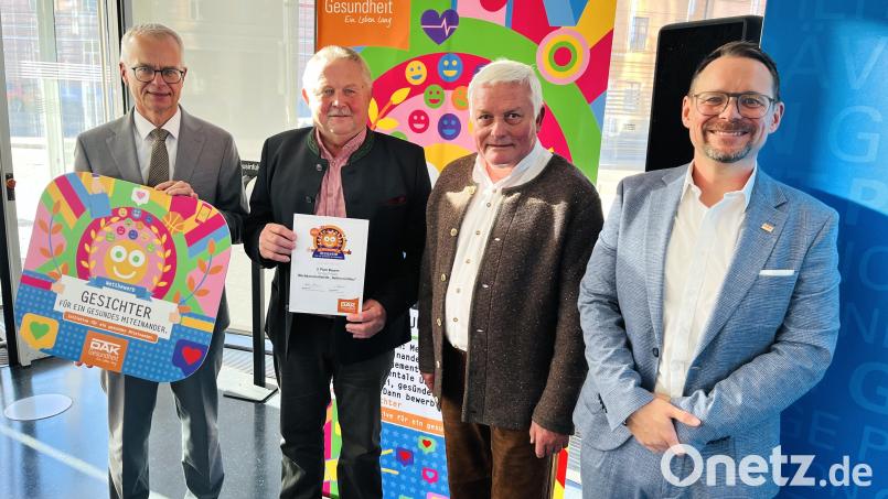 Dr. Rainer Hutka (Amtschef Gesundheitsministerium), Gerhard Müller und Reinhold Tafelmeyer (beide Projektteam) und Martin Mayr (DAK-Landesvertretung Bayern) freuen sich über die Auszeichnung für ein Projekt aus Weiherhammer. Bild: Tanja Mayinger
