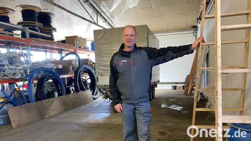Mirko Hägler räumt einen Teil seiner Halle leer. Hier entstehen eine Unterstellmöglichkeit für das Feuerwehrfahrzeug, ein Aufenthaltsbereich und eine Toilette. Bild: Claudia Völkl