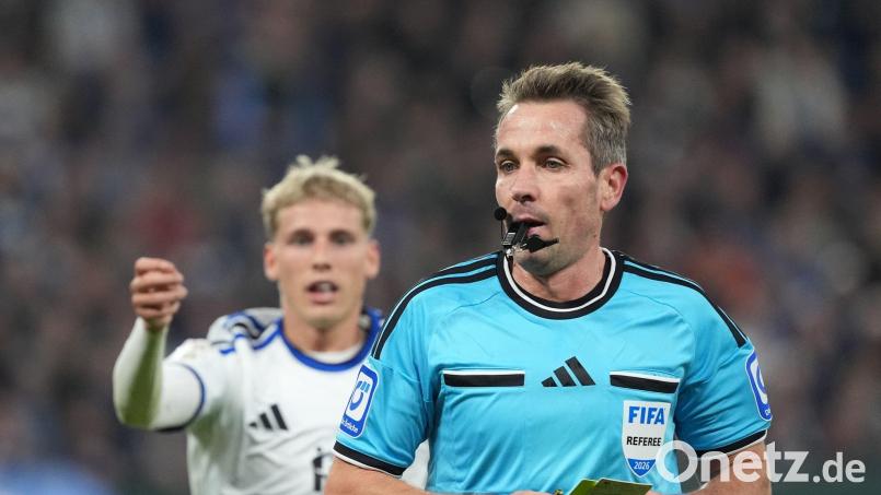 Schiedsrichter Tobias Stieler ordnete nach dem Spiel zwischen dem Hamburger SV und Eintracht Frankfurt mehrere strittige Szenen ein. Bild: Marcus Brandt/dpa