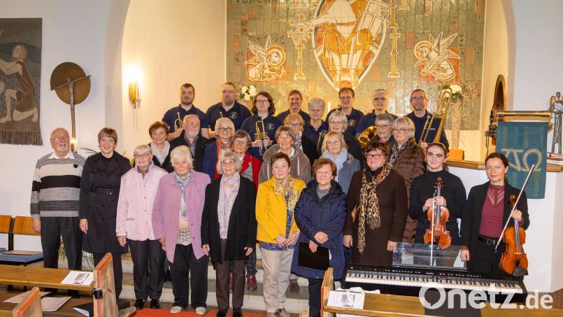 Das Foto zeigt alle Mitwirkenden der Geistlichen Abendmusik in der Christuskirche Schwarzenfeld. Bild: Werner Gentzwein